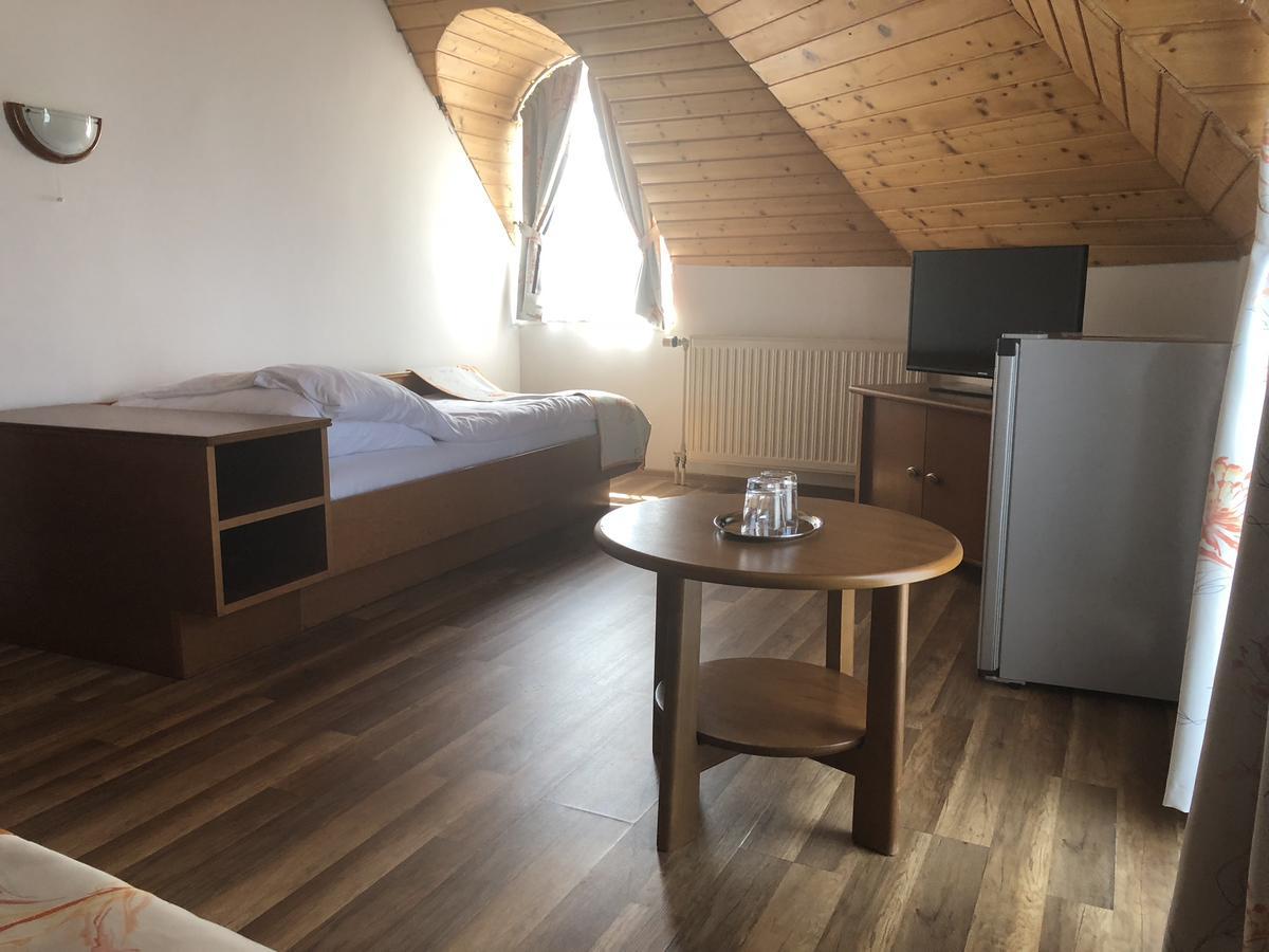 Zoeldteto Panzio Bed & Breakfast Balatonfured Bagian luar foto