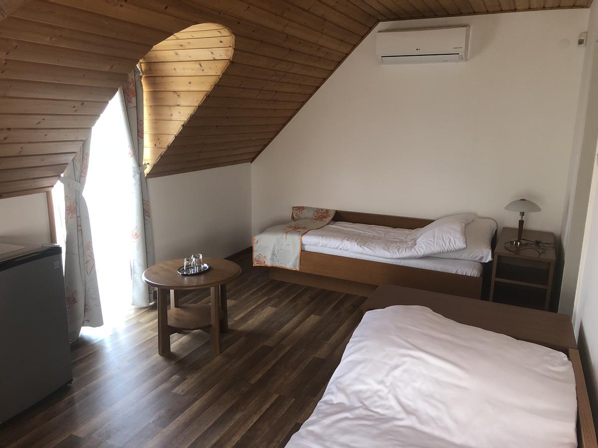 Zoeldteto Panzio Bed & Breakfast Balatonfured Bagian luar foto