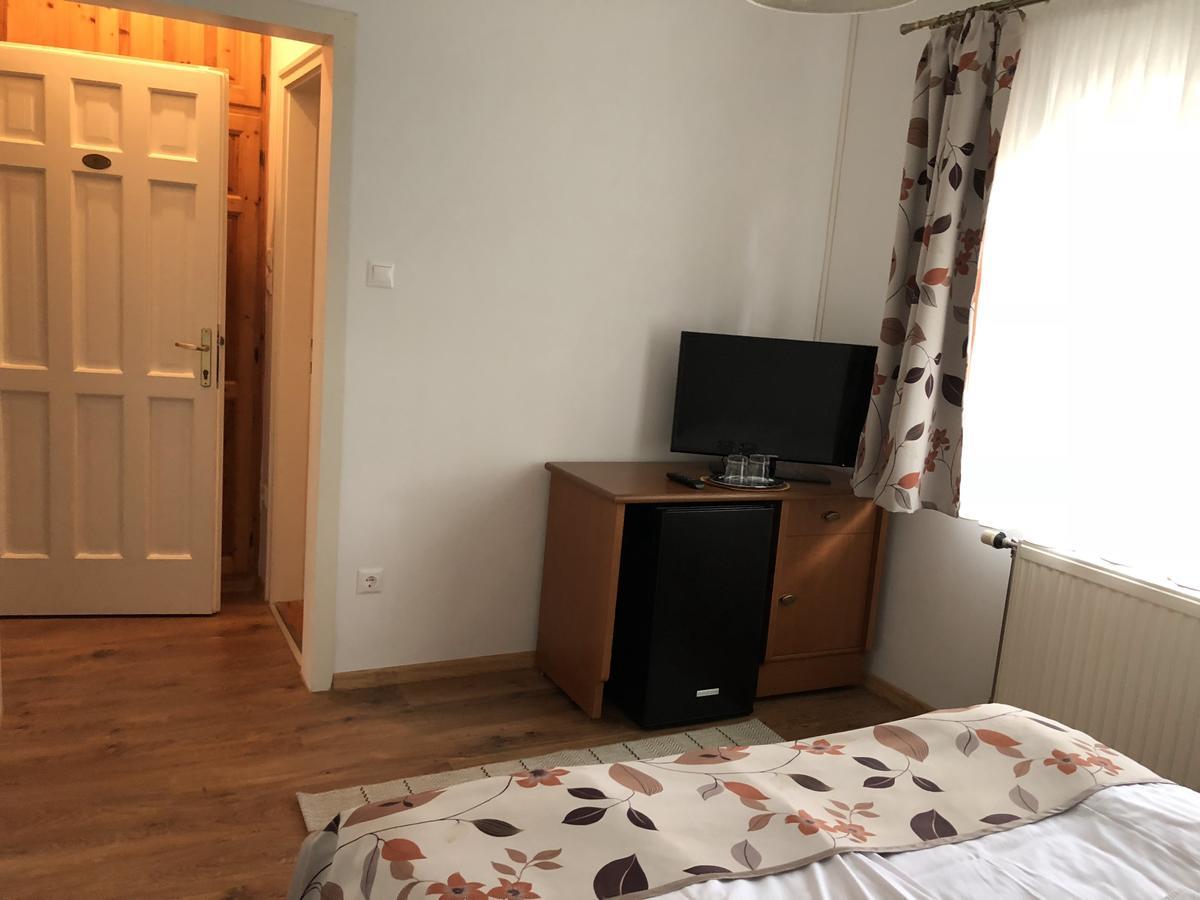 Zoeldteto Panzio Bed & Breakfast Balatonfured Bagian luar foto