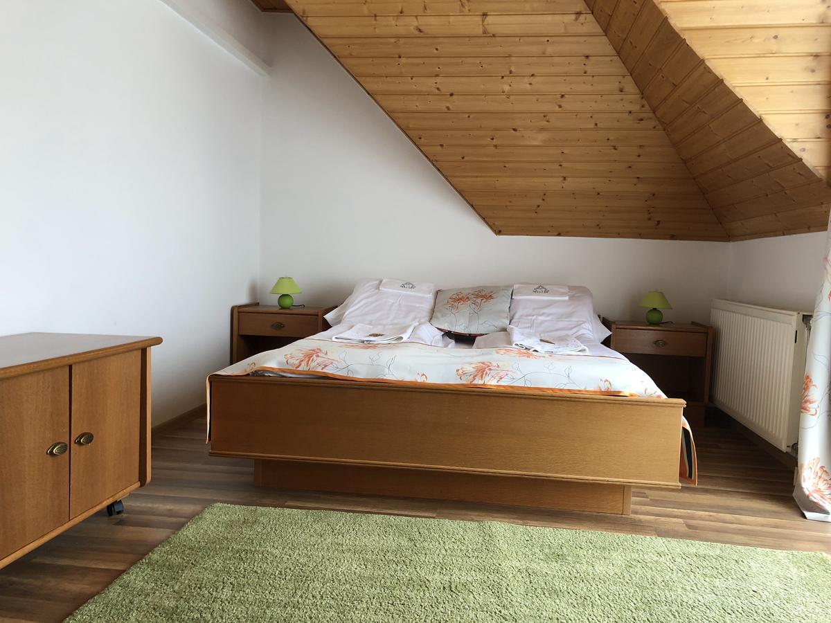 Zoeldteto Panzio Bed & Breakfast Balatonfured Bagian luar foto