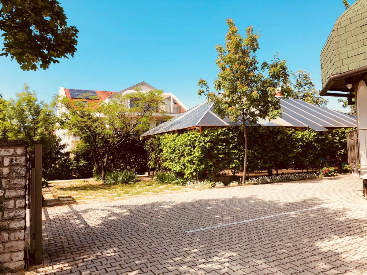 Zoeldteto Panzio Bed & Breakfast Balatonfured Bagian luar foto