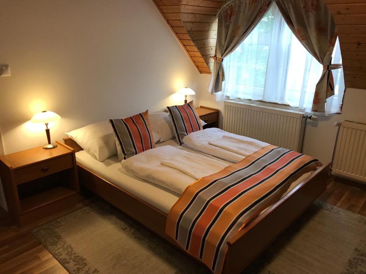Zoeldteto Panzio Bed & Breakfast Balatonfured Bagian luar foto