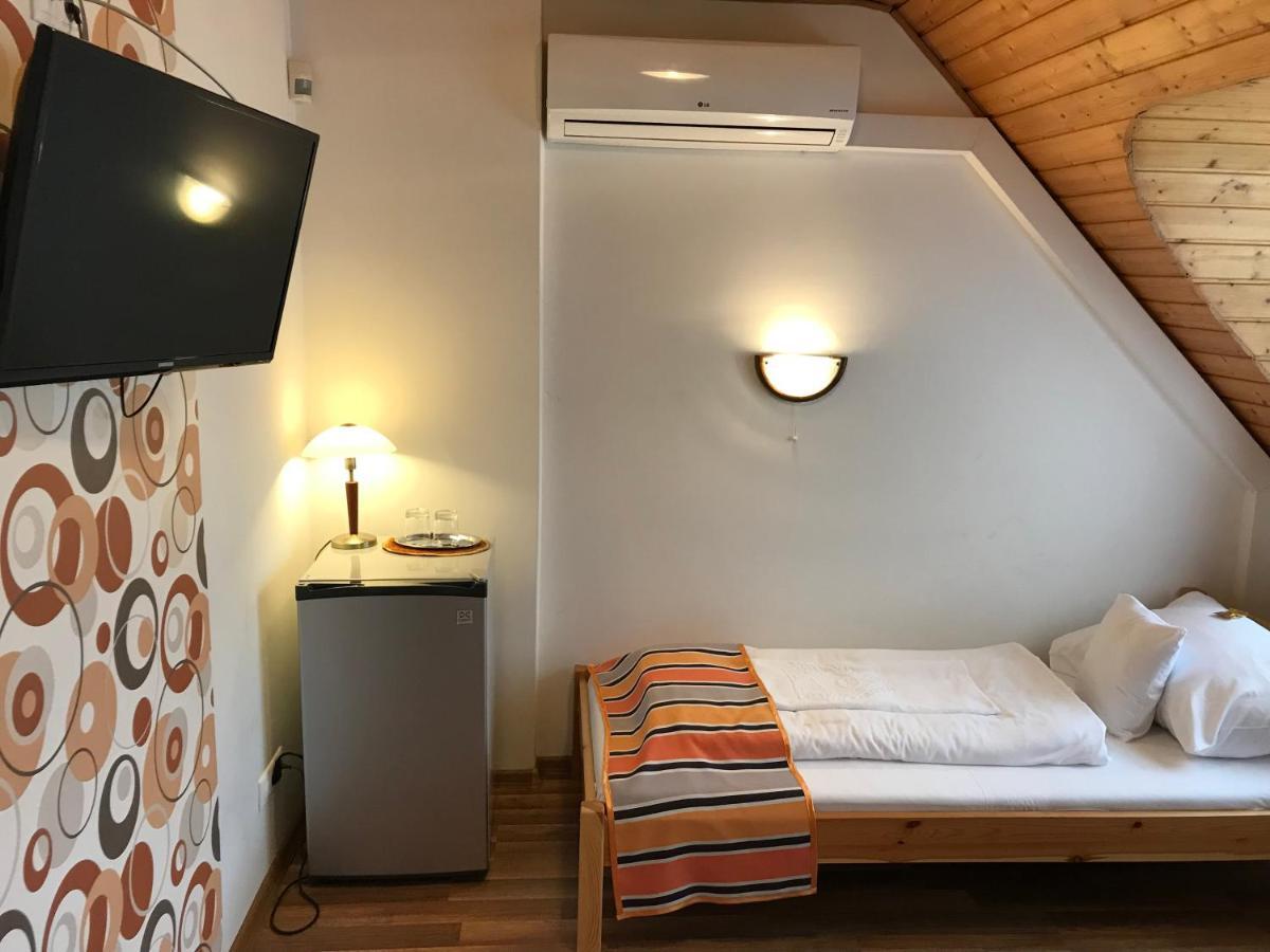 Zoeldteto Panzio Bed & Breakfast Balatonfured Bagian luar foto