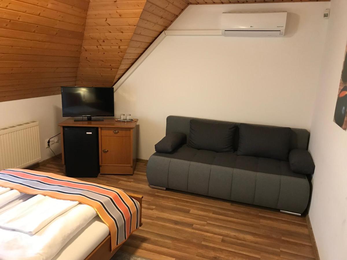 Zoeldteto Panzio Bed & Breakfast Balatonfured Bagian luar foto