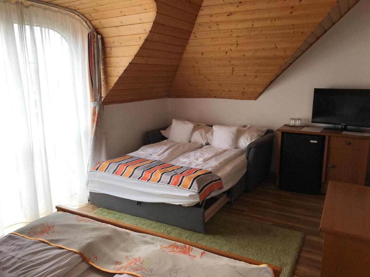 Zoeldteto Panzio Bed & Breakfast Balatonfured Bagian luar foto