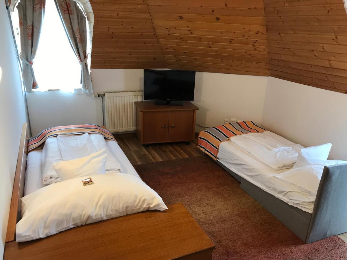 Zoeldteto Panzio Bed & Breakfast Balatonfured Bagian luar foto