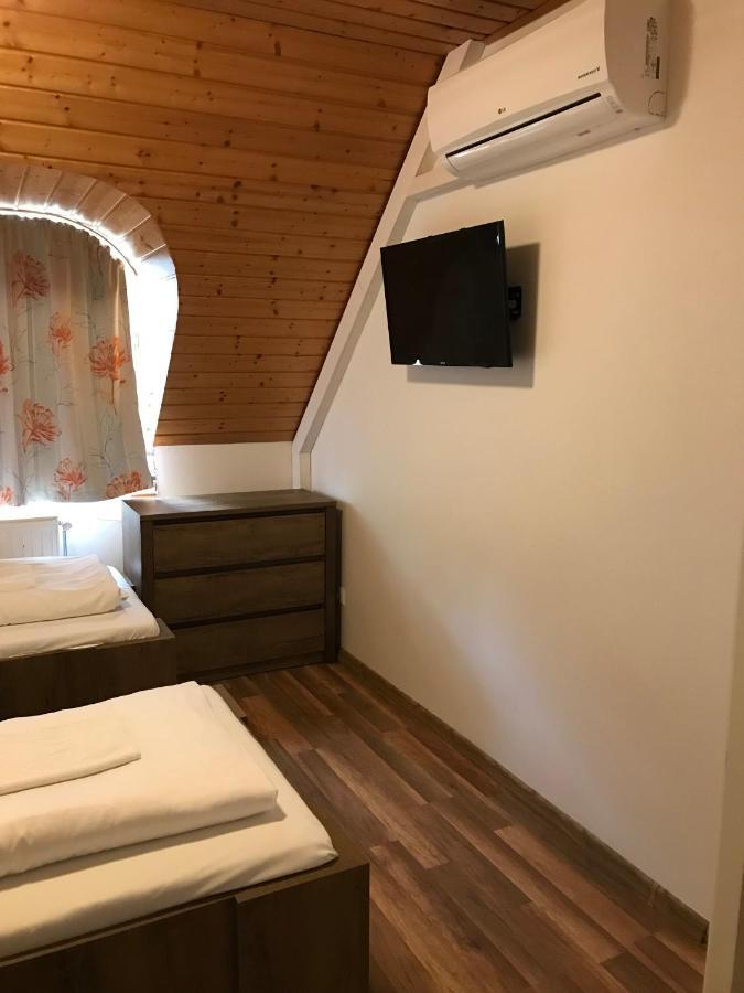 Zoeldteto Panzio Bed & Breakfast Balatonfured Bagian luar foto